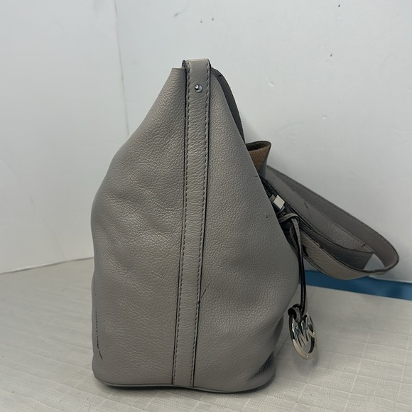 Michael Michael Kors Jet Set Medium Saffiano Multifunction  Michael Kors Tote in grey leather